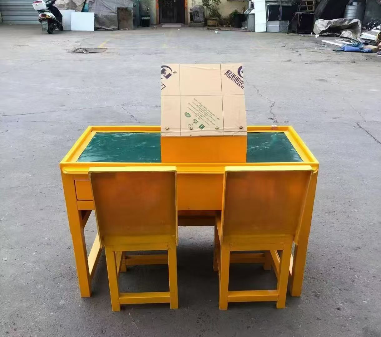 正镶白防静电导通桌井下煤矿火工品发放桌：危险品流转的安全守护者
